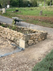 Photo de galerie - Muret en pierre pour un massif de fleur 