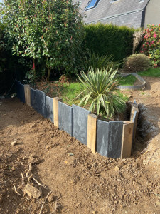 Photo de galerie - - Pose de palis ardoise et de poutres en chêne pour une retenue de terre