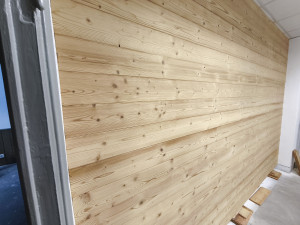 Photo de galerie - Pose murale de lambris en thermo-chauffé brossé 