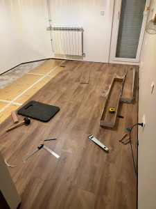 Photo de galerie - Pose de sous couche thermique et Parquet stratifié 