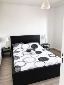 Photo de galerie - Lit soigneusement préparé et parfaitement présenté.
Drap et linge de lit propres, repassés et correctement ajustés.
Couette bien positionnée et bordée pour un rendu soigné.
Oreillers disposés de manière harmonieuse.
Serviettes propres soigneusement roulée