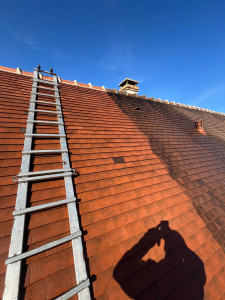 Photo de galerie - Nettoyage toiture au nettoyeur haute pression ( sans application de produits qui à long terme cause des dégâts sur les tuiles)