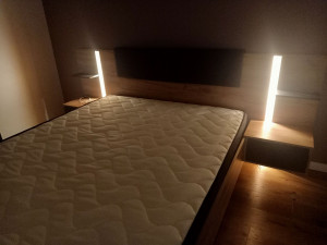 Photo de galerie - Montage d'un lit coffre avec LED