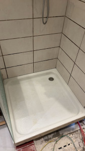 Photo de galerie - Dépose d’un bac à douche et d’une parois ,réparation d’une fuite au niveau de l’écoulement et remontage du tout