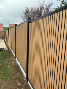 Photo de galerie - Clôture clairvoie plein en composite avec poteau aluminium 