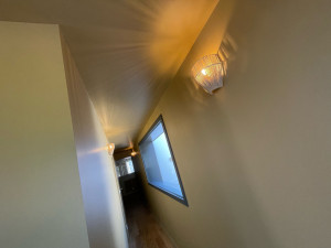 Photo de galerie - Plusieurs appliques ont été installées et testées dans un couloir ainsi que dans une cage d’escalier.