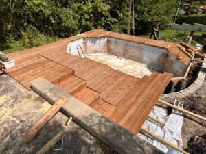 Photo de galerie - Création sur mesure en cours: Terrasse en palier sur piscine hexagonale  