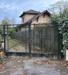 Photo de galerie - Portail d’entrée vue de l’extérieur avant mon intervention 