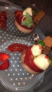 Photo de galerie -  Repas fais pour la saint Valentin d’un jeune couple , ganache de Chocolat nougatine , spéculos et fruit rouge et chocolat blanc