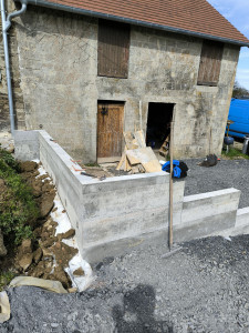 Photo de galerie - Création d'un mur de soutènement en béton banché 