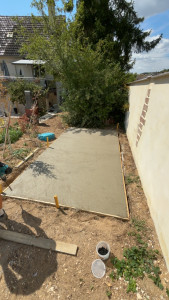 Photo de galerie - Dalle béton réalisée avec soin : coffrage, mise à niveau et finition lissée. Un travail propre et durable, prêt à accueillir les futurs aménagements.
