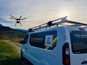 Photo de galerie - Fourgon et drone 