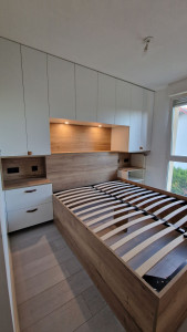 Photo de galerie - Une pièce de 9m² accueillant un lit de 160x200 ainsi que ses meubles et lumières intégré 