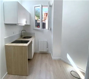 Photo de galerie - Entretien d’une cuisine : nettoyage, rangement et finition propre.