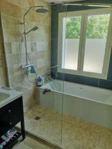 Photo de galerie - Création complète de salle de bain en travertin?

Combo baignoire + douche !! 
