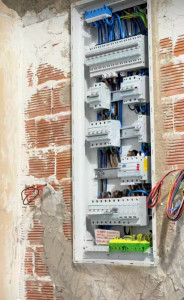 Photo de galerie - Installation et raccordement de systèmes électriques (prises, éclairage, chauffage, etc.