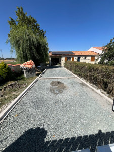 Photo de galerie - Terrassement + bordures pavé pour accueillir un béton drainant 