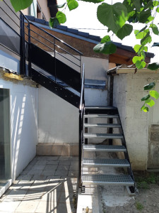 Photo de galerie - Escalier métallique quart tournant avec palier et marches en caillebotis métal