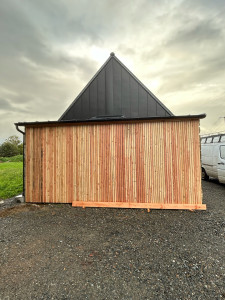Photo de galerie - Pose d’un bardage en liteau Douglas !