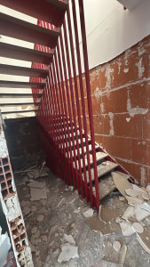 Photo de galerie - Dépose d’une cage d’escalier / découpage de l’escalier en acier et mise en déchèterie.