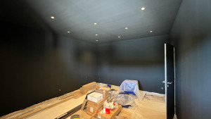 Photo de galerie - Pose de spots connectés salle de cinéma 