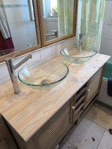 Photo de galerie - Petit chantier restauration du robinet et des deux vasques raccordement des tuyaux d'évacuation et raccordements de l'eau chaude et froide chantier terminé