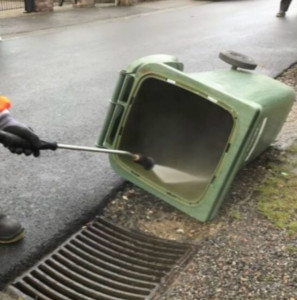 Photo de galerie - Nettoyage bacs à poubelle 