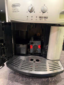 Photo de galerie - Déblocage et remplacement du bloc d’infusion sur une machine à café Delonghi