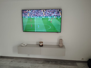 Photo de galerie - Pose d'une télévision et d'un meuble.