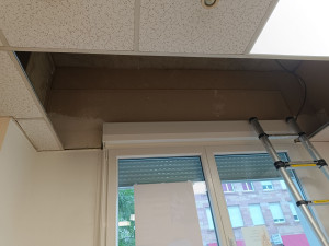 Photo de galerie - Pose d'un plafond démontable.