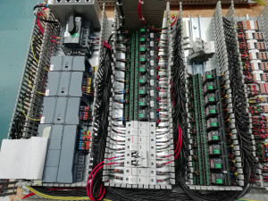 Photo de galerie - Relais, modules automates. Châssis réalisé pour une future armoire destinée à un bateau.