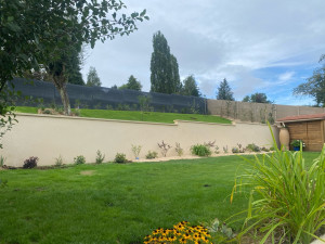 Photo de galerie - Clôture et mur en bloc à bancher de soutènement avec enduit ton pierre 