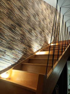 Photo de galerie - Réalisation de la tapisserie d'un escalier.