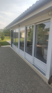 Photo de galerie - Nettoyage des vitres intérieur et extérieur pour un abri piscine 