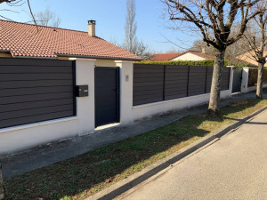 Photo de galerie - Démolition d’une clôture , création d’une fondation, pose de parpaings portillon clôture enduit 