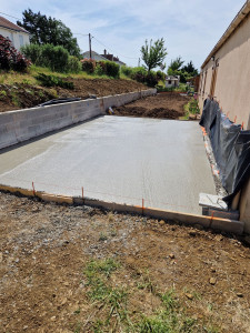 Photo de galerie - Création de muret 40m linéaire pour retenir les terres de talus ,création de terrasses 80m carré. autre dallage de 25 carré pour piscine portée et terrain de pétanque 