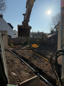 Photo de galerie - Réalisation de trancher pour la pose de gaine mais aussi pour les drains