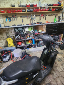 Photo de galerie - Remise en état d'un scooter sur une tentative de vol