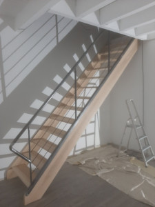 Photo de galerie - Escalier droit frêne avec rampe acier 