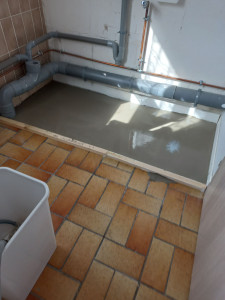 Photo de galerie - Remise à niveau du sol pour mise en place machine à laver et sèche linge 