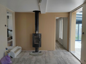 Photo de galerie - Pièce terminée, peinture couleur, boiseries et plafond satiné.