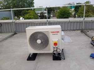 Photo de galerie - Installation d'une climatisation en toiture d'un local commercial