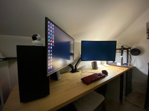 Photo de galerie - Installation informatique gamer avec double écran sur pied. 