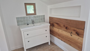 Photo de galerie - Création d'une salle de bain (placo, isolation, enduit, peinture, carrelage, faïence et meuble) + cofrage placo pour ballon d'eau chaude avec porte en chêne aimenté 