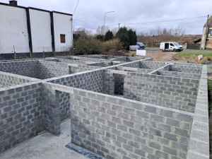 Photo de galerie - Construction de mur en parpaings. 