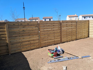 Photo de galerie - Pose des panneaux bois jardin 