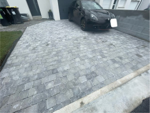 Photo de galerie - Création d’une allée de garage en pavés 