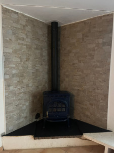Photo de galerie - Pose de poêle avec pierre de parement 