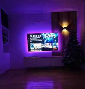 Photo de galerie - Montage de meuble TV avec panneau murale et tv au mur avec LEDs.