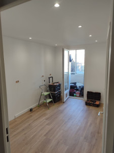 Photo de galerie - Pose de carrelage imitation parquet.